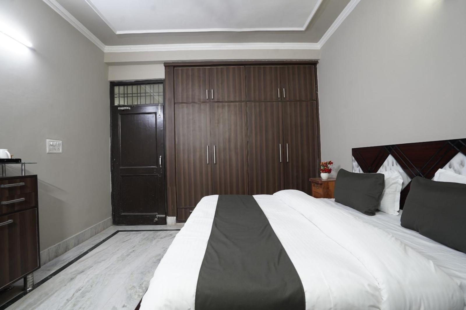 Play-Sunflower Omega-1 Couple Friendly Greater Noida Exterior photo